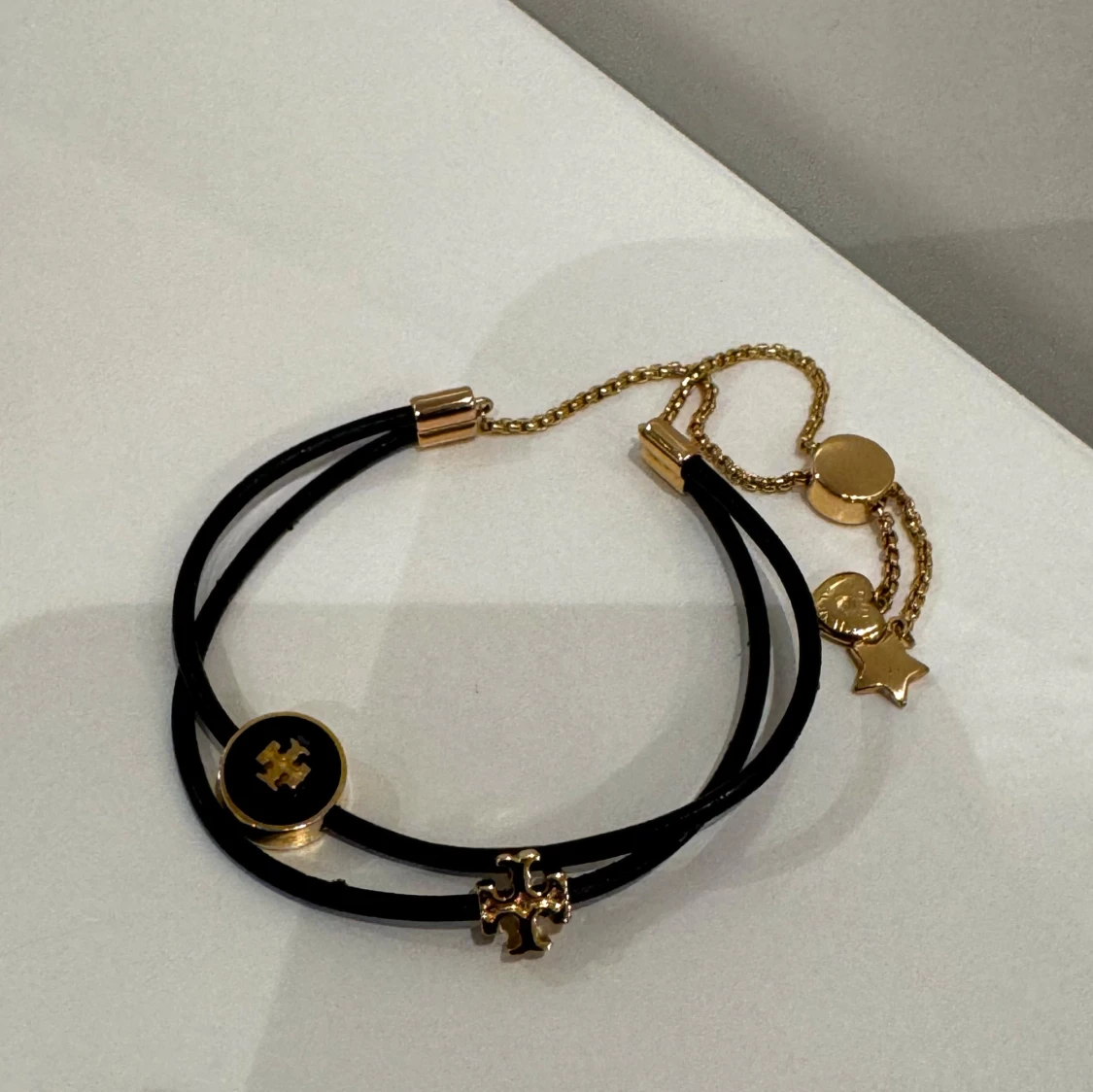 TORY BURCH armband - Kira Slider i färgen guld och svart - 91