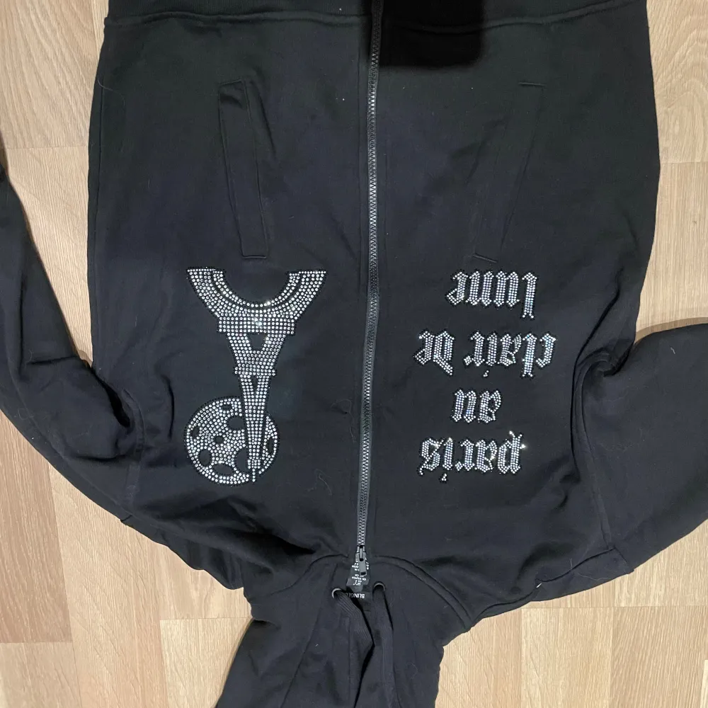 Hej, säljer mina rhinestone hoodies då de har jag har vuxit ur dom. Skicket på tröjorna är väldigt bra och kan sälja i paket pris.  Alla 3 för 900  Aim for the moon: 500 Bling lucid (grå): 300 Bling lucid (svart) 300  Hör av dig för frågor och bilder. Hoodies.