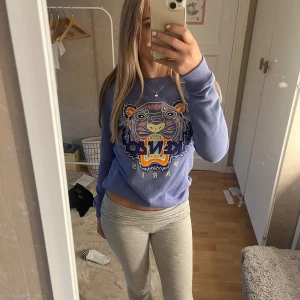 Kenzo sweatshirt - Säljer en skit snygg kenzo tröja med såå fina färger!!💓 Nyskick endast använd 1 gång!!💞prisert går att diskutera🌷