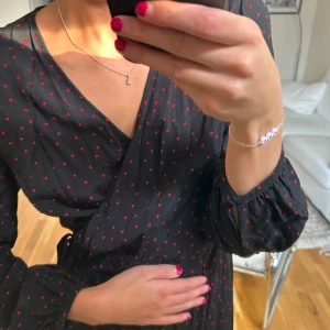 Klänning H&M - Superfin långklänning med omlott från H&M❤️🌸 Aldrig använd! Prislappen kvar!