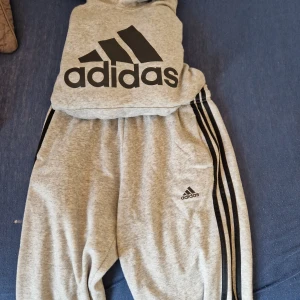Addidas sett - Skön addidas set men passar inte mig längre, använd ganska mycket men inga skador på kläderna