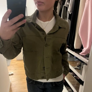 Grön militärjacka Bikbok - Grön militär jeansjacka från Bikbok Snygg passform Fickor fram Fint skick