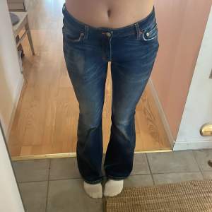 Fina flare jeans från weekday. Säljer pga att jag inte använder de längre. Lite slitna i ändarna eftersom de var lite långa på mig. Mått: Innerbenslängd: 85cm (33”)  Midja: 86cm (33,5”)