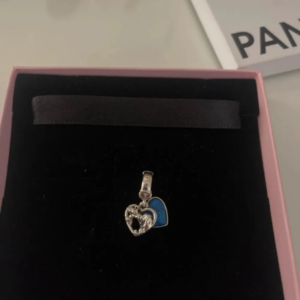 Helt nytt Pandora armband med tre super fina berlocker.  Det är en berlock som står för tro, hopp och kärlek. Den andra är lady och luffsen. Och sen är de en pusselbit.  Inköpspris: 3500kr . Accessoarer.