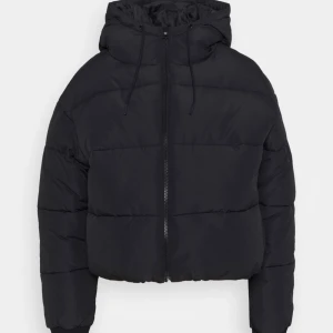 Monki puffer jacket - Svart lite kortare modell puffer jacka från monki. Knappt använd. Varm till vintern. Vattentålig. 