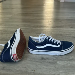 Vans skor - Säljer dessa vans i marinblå färg! Har inte använts så mycket heller och är därav i ganska bra kvalite dock har de en defekt som knappt syns MEN som lätt kan sys ihop🥰 Nypris 800-900 kr