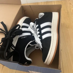 Adidas campus 00s - Har använt dom några gånger men dom är lite stora för mig som vanligtvis har 38 i strl.