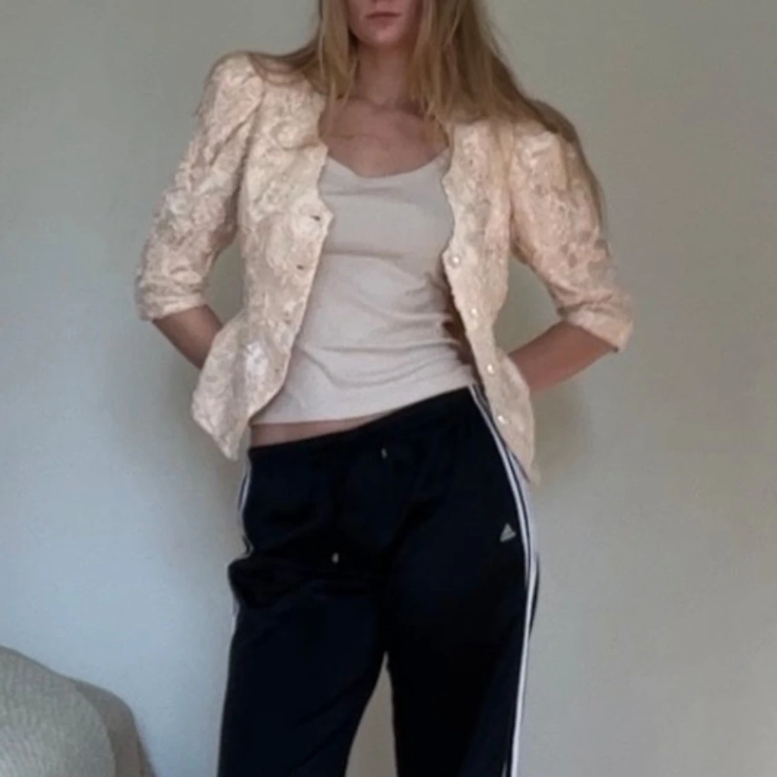Beige spetsblus med knappar - 92