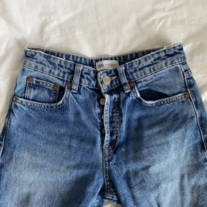 Midwaist jeans från zara💗 - Midwaist jeans från zara, köpta här på plick men säljer vidare eftersom att de inte passade mig. Så inte använda av mig men jätte fint skick.  Hör av dig om frågor uppkommer❣️