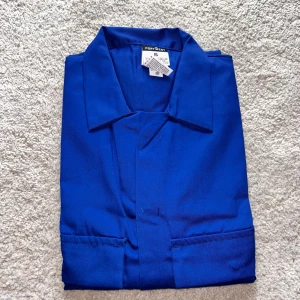 Overall blå small - Storlek: Small Färg: Royal Leg: 31" Höjd: 164-176 cm Märke: Portwest  Köpte förra aret för Fastighetsekonomi nollningen, men har bytt program. Oanvänd overall.