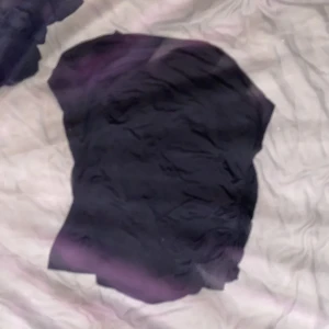 Svart tröja - Inget speciellt kort ärmt och lite längre vid nacken, väldigt luftig också