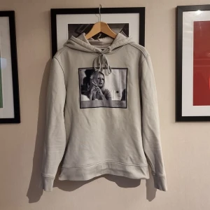 Limitato hoodie - Sjukt snygg grå limitatohoodie i strl. M. Den är i kanonskick helt utan defekter eller liknande. Modellen är 183 och väger ca 67. Vid frågor eller fler bilder är det bara att skriva //Kba_Closet