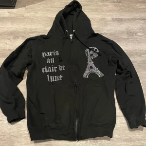 Bling Lucie hoodie  - Säljer nu denna bling lucie hoodien. Den är i bra skick och har inte tappat en enda rhinestone.
