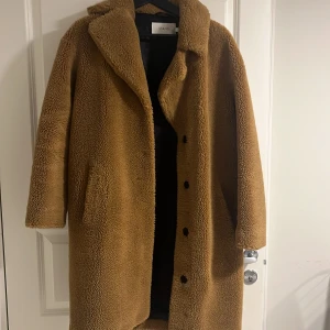 Stand studio Camille coat st.34 - Supersnygg, mjuk och varm fuskpäls från Stand studio. Skick 8/10.