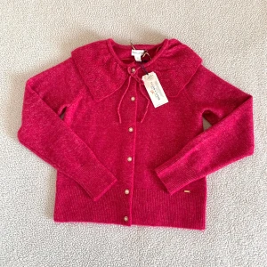 Lindex Holly & Whyte stickad kofta - Otroligt vacker stickad kofta från Holly & Whyte med strassknappar och krage. Ny med prislappar, utan anmärkningar. 