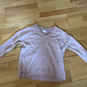 Stickad tröja - Rosa stickad tröja, PERFEKT nu till hösten ☺️ har bara använt den en gång så den är som ny!!