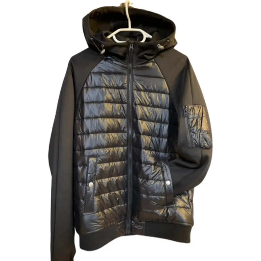 Säljer denna feta cardigan i storlek S. Som ny, slutsåld överallt! . Takit.
