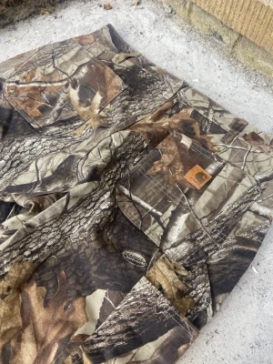 carhartt realtree carpenter byxor - ja e nr 1 realtree säljare i sverige. Period. Säljer dessa sjukt fina carhartt realtree byxorna bra kvalite och superfint skick. Kom dm vid intresse.