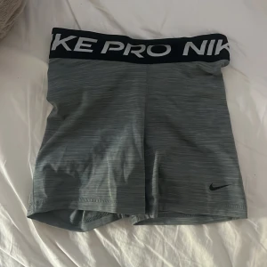 Nike PRO Shorts - Originalpris 350kr, Helt oanvända! Passar nog runt 155-170cm.