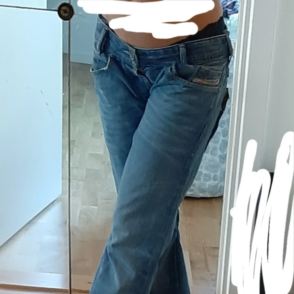 Jättefina lågmidjade utsvängda jeans av märket Disel!! Säljer för att dom tyvärr inte passade mig💔. Massor av snygga detaljer!!  Dom var inte bootcut från början. Midjemåttet är 38 och innerbensländen är 75. Kontakta mig vid frågor 💕. Jeans & Byxor.