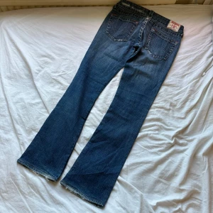 lågmidjade utsvängda jeans - midja rakt över är 36cm och innerben är 75cm