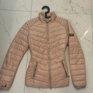 Jacka - Jacka från märket Barbour, inga skador, köptes för ca 3000kr. Skriv vid frågor och priset kan diskuteras
