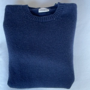 Kashmirtröja Johnhenric  - Säljer denna kashmirtröja från Johnhenric i storlek M. Den är väldigt sparsamt använd och i bra skick. Bara att skriva vid funderingar.