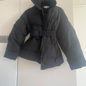 Vinterjacka med bälte - Superfin vinterjacka med bälte i midjan från NAKD. Använd fåtal gånger så i jättebra skick. Storlek xs.