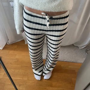 Randiga byxor  - Storlek XS, slutsålda☁️🤍