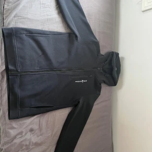 Sailracing ziphoodie - Nästintill helt ny, använd 3-4 gånger  Köptes för en tusenlapp på sailracings hemsida 