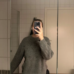 Stickad tröja  - En superfin grå stickad tröja med detaljer från HM i storlek S💕. Använd men är i fint skick! Hör av er vid frågor🌸