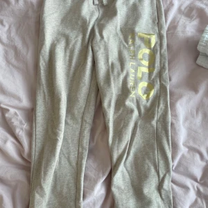 Polo Ralph lauren mjukis byxor - Polo mjukis byxor knappt använda, säljer för att det för små