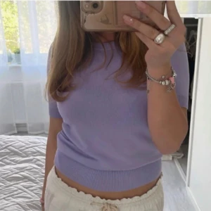 zara topp - en lila topp från zara, aldrig använt den, endast testad!!