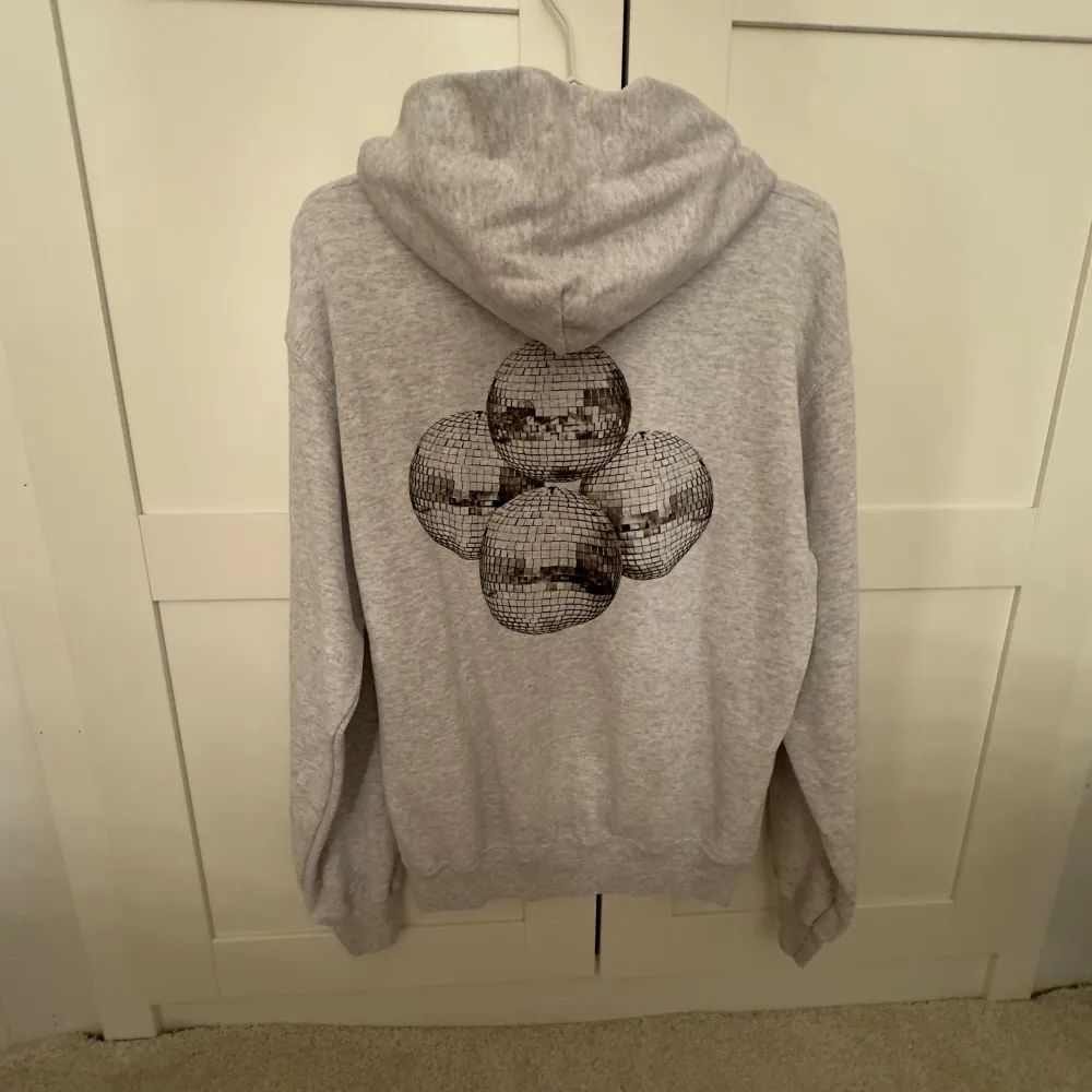 Grå hoodie med tryck på baksidan från ”din vintage shop” strl M men passar som en S, använd fåtal gånger!! (nypris 450kr)💕🪩. Hoodies.