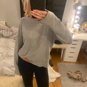 Snygg stickad tröja ifrån vero Moda! Nyskick💗 skriv för fler frågor!💗