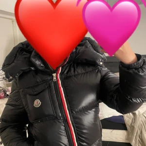 Moncler jacka - Jag säljer min moncler jacka som är i storlek small men som är ganska stor i storleken. Den är i mycket bra skick! För mer information och bilder kan du höra av dig!💗