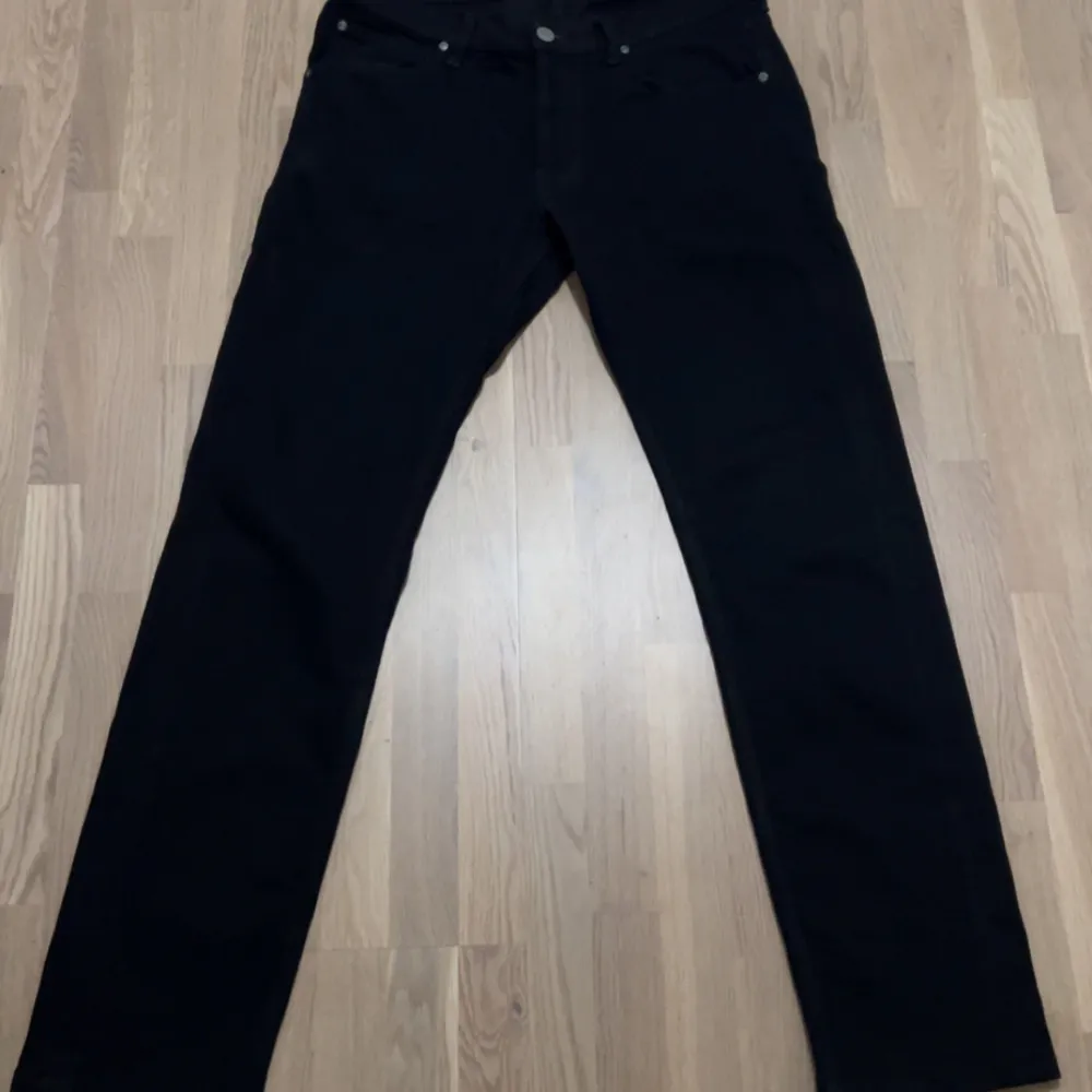 Helt nya Lee jeans regular fit använda 1 gång 10/10 kvalite. Nypris 999kr. Pris 399kr. Riktigt feta!. Jeans & Byxor.