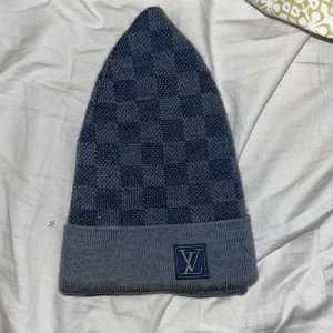 Lightblue kv mössa äkta limited edition  - säljer min liv mössa då jag inte andvänder den längre men den är äkta köpt i Östermalmstorg kvitto o låda ingår men den är äkta man ser det på dom mössen säljs även inte längre och går för 12 000 ny pris