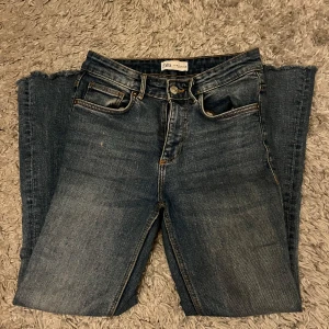 Ljus blåa jeans från zara  - Har använt varan fåtal gånger.  Jeansen är i nyskick. Inga täcken på användning. Jeansen har en fin blå färg. 