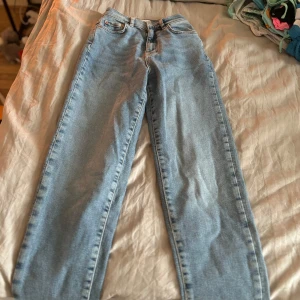 Jeans  - Sitter tajtare upp till och mer avslappnat ner till, aldrig använda