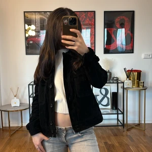 Svart mockajacka - Säljer en snygg svart mockajacka med knappar framtill. Jackan har en klassisk design med två stora fickor på bröstet och långa ärmar. Perfekt för höst och vår, och ger en stilren look till vilken outfit som helst.💓