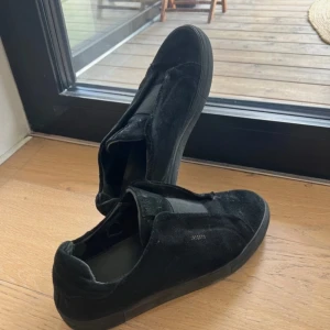 Arigato skor - Hejsan! Vi säljer ett par helsvarta arigatos. Skick: 8,5/10, inga hål elller defekter. Skorna passar perfekt till hösten/vintern.🍂❄️pris: 999, pris kan diskuteras.