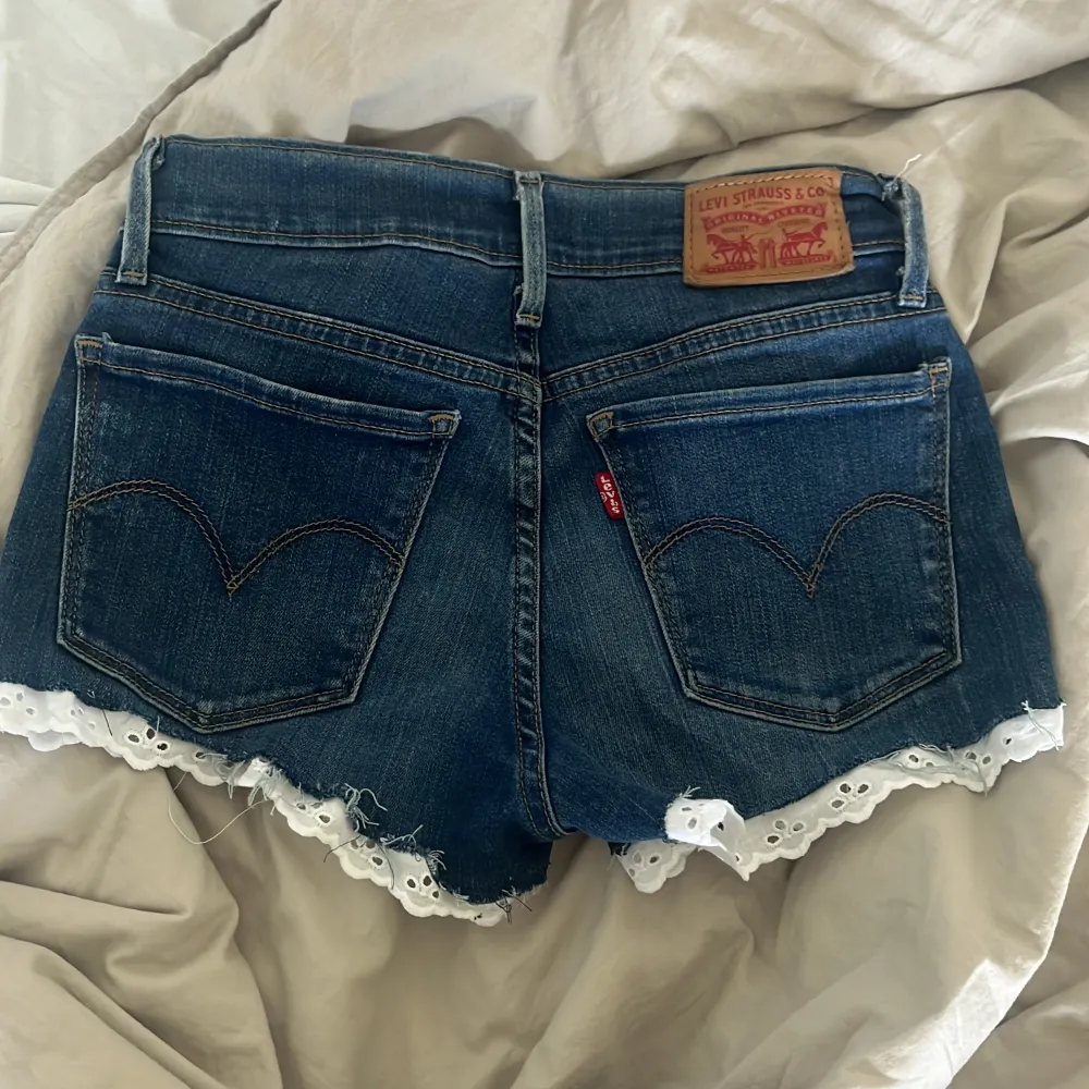 Säljer ett påse skit snygga omsydda Levis shorts!!!🙏😍 De är lågmidjade och spets kant💞💞har sytt om dem från jeans själv samt spets kanten💞💞💞. Shorts.