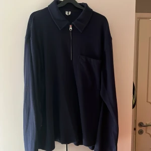 Arket half zip tröja  - Använd ca 1-2 ggr då den var lite för stor för mig. Nyskick.   Nypris ca 900kr 