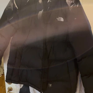 North Face Jacka - En extremt skön North Face Jacka som passar perfekt till vintern! Skick 7/10 ett litet hål i jackan. Storlek M