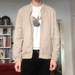 Beige Bomberjacka, XL - Snygg Bomberjacka som sitter som en XL