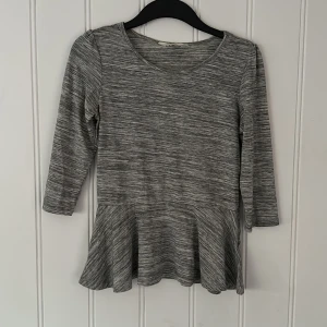 Topp med volang - Peplum ❤️ - Snygg topp med volang nedtill. Peplum Storlek 170 men passar jättefint till XS. Använd några få gånger, jättefin!