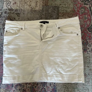 Jeans kjol  - Vit jeans kjol. passar perfekt när man är brun🩷