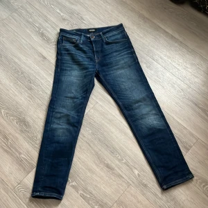 Jeans  - Säljer dessa jeans för att dom är lite för små jag har inte hunnit ha på mig dom eftersom dom var för små perfekta nu till hösten🍁skriv frågor privat om ni har det 