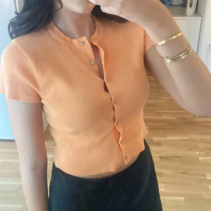 Zara knit kortärmad tröja  - Jätte fin stickad t-shirt med kristall knappar. Har en snygg tajt passform och är inte för cropped. Är fortfarande i bra skick och inga defekter.  Nypris: 299 kr 
